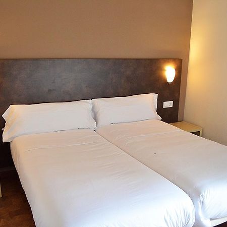 Hostal Restaurante Los Mellizos Гуарроман Экстерьер фото